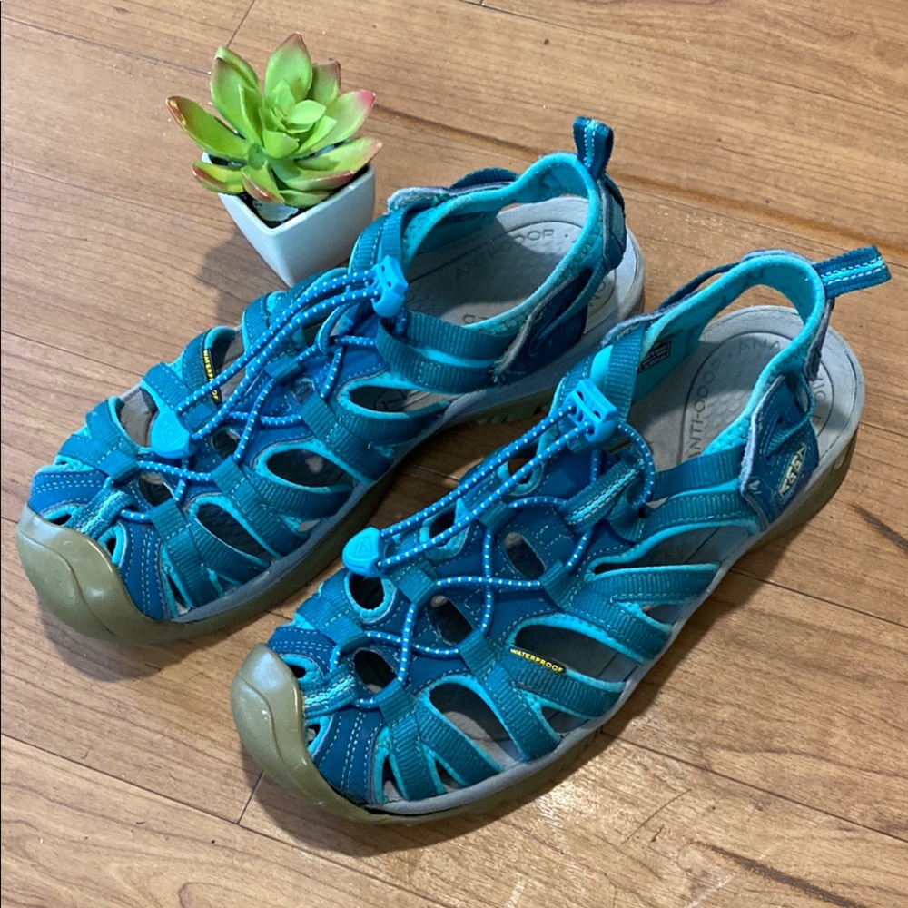 KEEN Teal Outdoor Sandals with bungee cord closures Waterproof Slip on Shoe